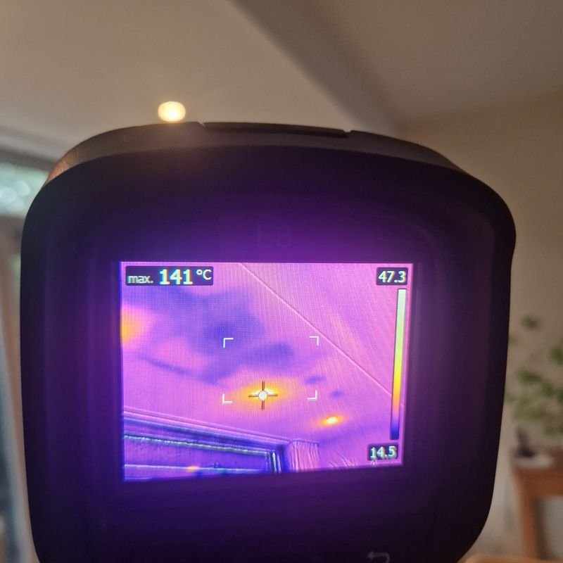 Warmtebeeldcamera toont een koud, mogelijk vochtig plekje in een plafond tijdens lekdetectie